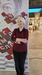 Valentina Pokladova neben dem Eingang mit dem Plakat der E. T. A. Hoffmann-Ausstellung „Gedankenspiele“
