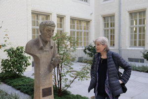 Carin Kreuzberg am E.T.A. Hoffmann-Denkmal in der Stabi